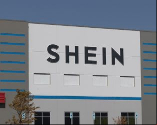 Shein acusa a Francia de usar a la compañía como ‘chivo expiatorio’ en la ley anti moda rápida